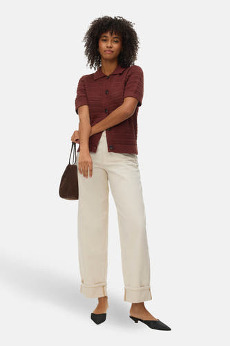 Bruine gilet van VERO MODA, met korte mouwen, gedragen met een beige broek en zwarte schoenen.