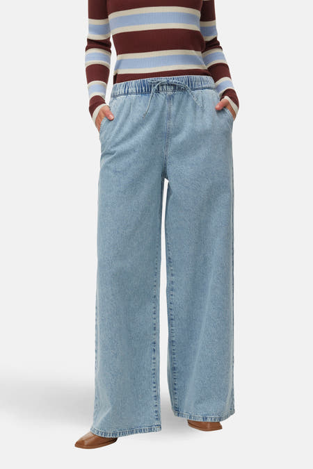 Jeans wide van lichtblauw denim van VERO MODA, met wijde pijpen en een elastische tailleband.
