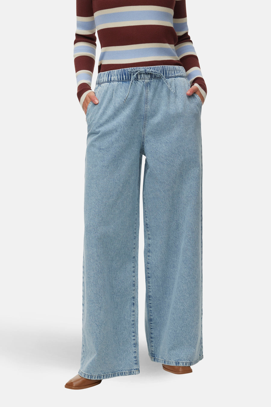 Jeans large en denim bleu clair de Vero Moda, avec taille élastique et poches passepoilées à l'arrière.