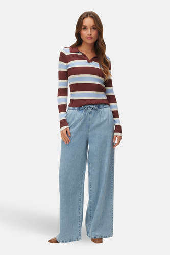 Wijde jeans van lichtblauw denim van VERO MODA, met een elastische tailleband en wijde pijpen, gedragen met een gestreepte top.
