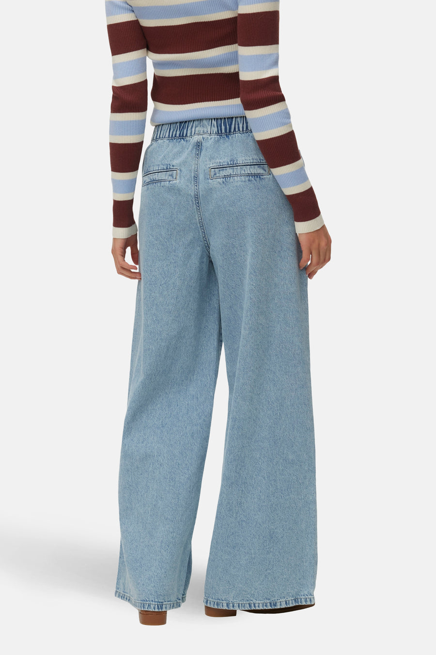 Jeans wide van lichtblauw denim van Vero Moda, met elastische tailleband en steekzakken op de achterkant.