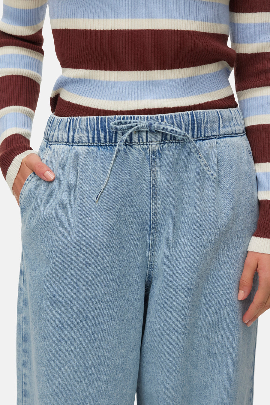 Jeans large en denim bleu clair de VERO MODA, avec une taille élastique et un haut rayé.