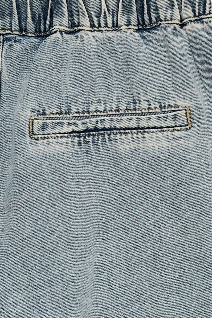 Jean en denim bleu clair coupe large de Vero Moda, avec une seule poche arrière et une taille élastique.