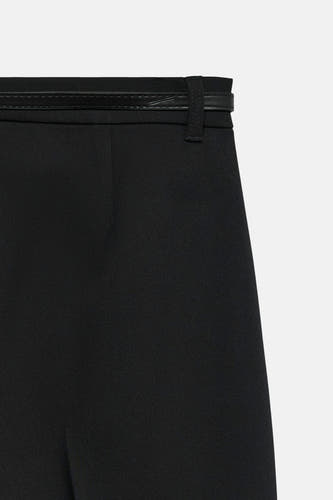 Pantalon noir Vero Moda avec un détail de ceinture en cuir.