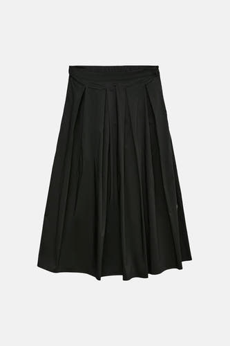 Jupe longue plissée noire de VERO MODA®, posée à plat.