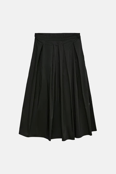 Jupe longue plissée noire de VERO MODA®, posée à plat.