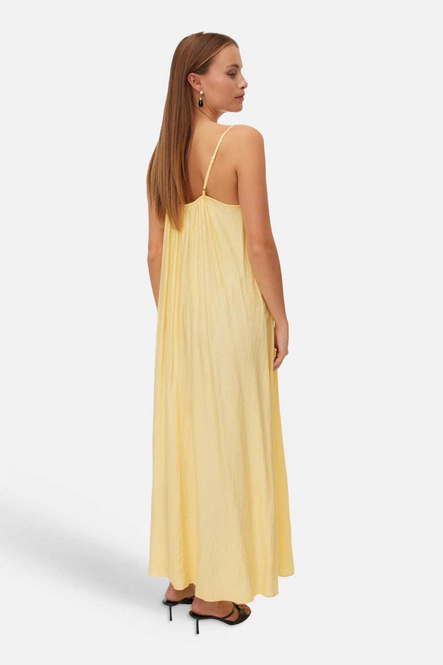 Gele jurk zonder mouwen van VERO MODA®, lange zomerjurk met spaghettibandjes en plooien, achterkant.