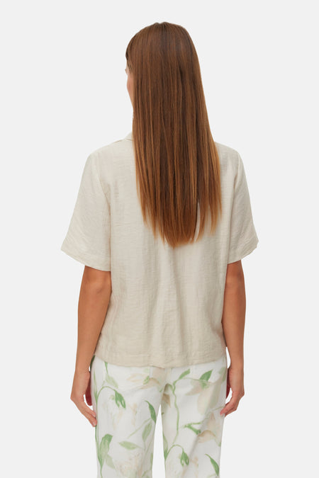 Chemise écru à manches courtes de VERO MODA®, de couleur unie et à la coupe décontractée.