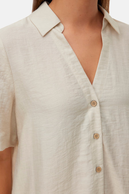 Chemise écru à manches courtes de Vero Moda, avec fermeture boutonnée et col.