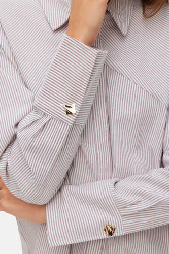Chemise à manches longues rayée de VERO MODA®, avec boutons de manchette dorés et manches retroussées.