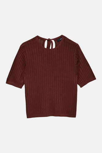 Pull marron à col rond de Vero Moda, avec manches courtes et texture tricotée avec des ouvertures, et un détail de nœud à l'arrière.
