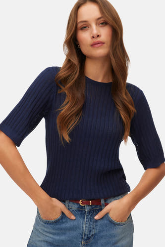 Pull bleu à col rond de VERO MODA, avec détail de nœud dans le dos et manches courtes.
