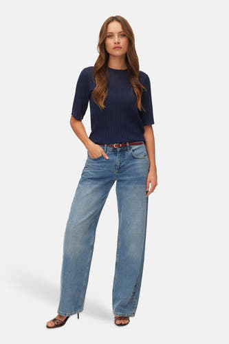 Blauwe trui met ronde hals van VERO MODA®, met korte mouwen en een ribgebreide textuur.