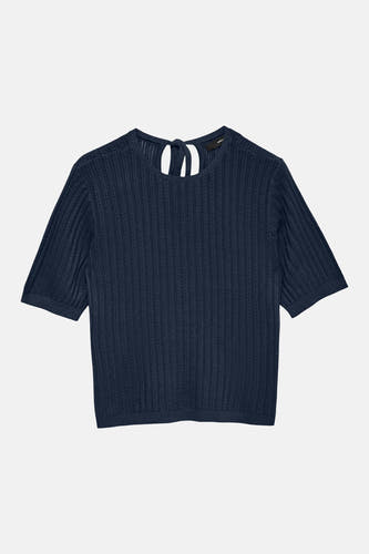Pull bleu à col rond de VERO MODA®, fines côtes et un détail de nœud à l'arrière.