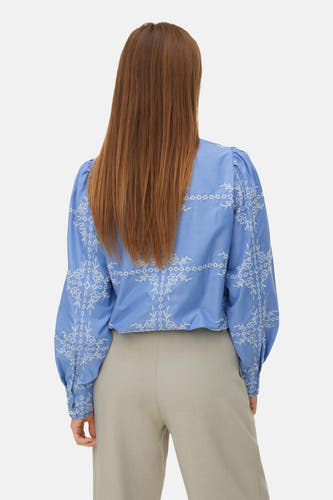 Blauw hemd met lange mouwen van Vero Moda, met witte borduursels en een subtiele streep.
