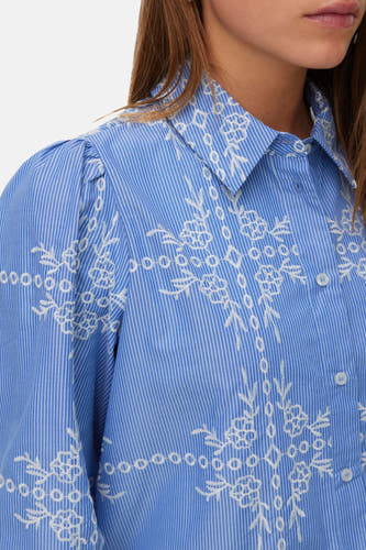 Chemise bleue rayée (manches longues) de VERO MODA, avec broderies florales blanches et fermeture boutonnée.