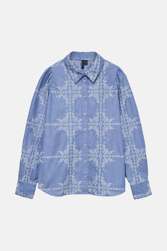 Chemise bleue à rayures à manches longues de VERO MODA, avec détails brodés blancs.