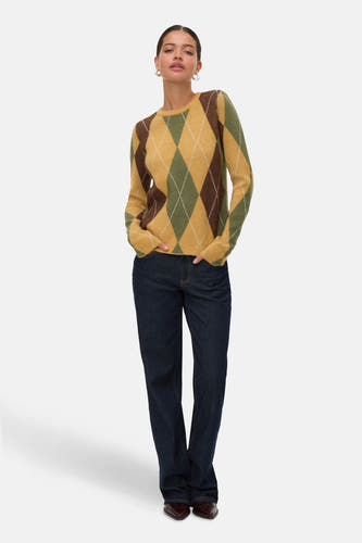 Sweat-shirt bleu avec col rond de Vero Moda, doté d'un motif à carreaux argyle en vert et marron, porté avec des jeans foncés.
