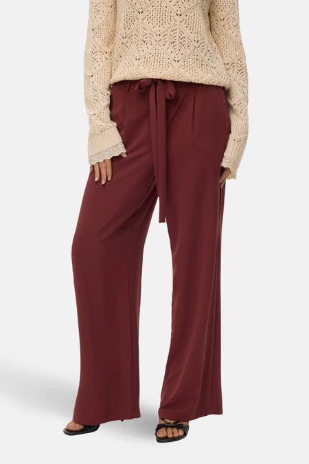 Pantalon brun de Vero Moda, avec une ceinture à nouer et des jambes larges.