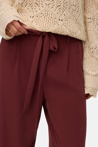 Pantalon brun de VERO MODA, avec une ceinture et un pull beige décontracté tr tricoté.