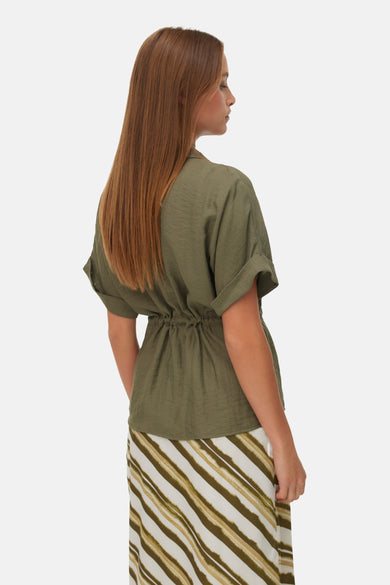 Chemise verte à manches courtes de Vero Moda, avec une taille cintrée et une jupe plissée.