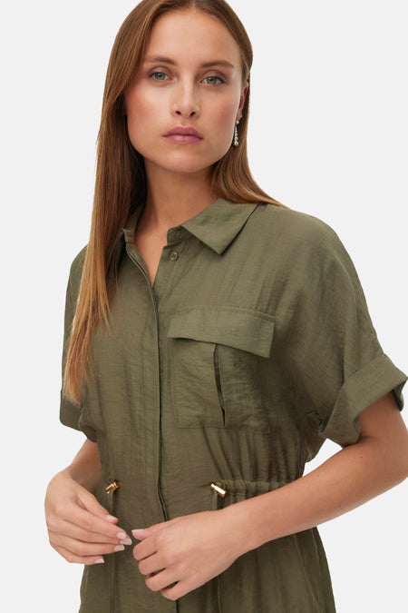 Chemisier vert à manches courtes de Vero Moda, avec un col et une poche poitrine.