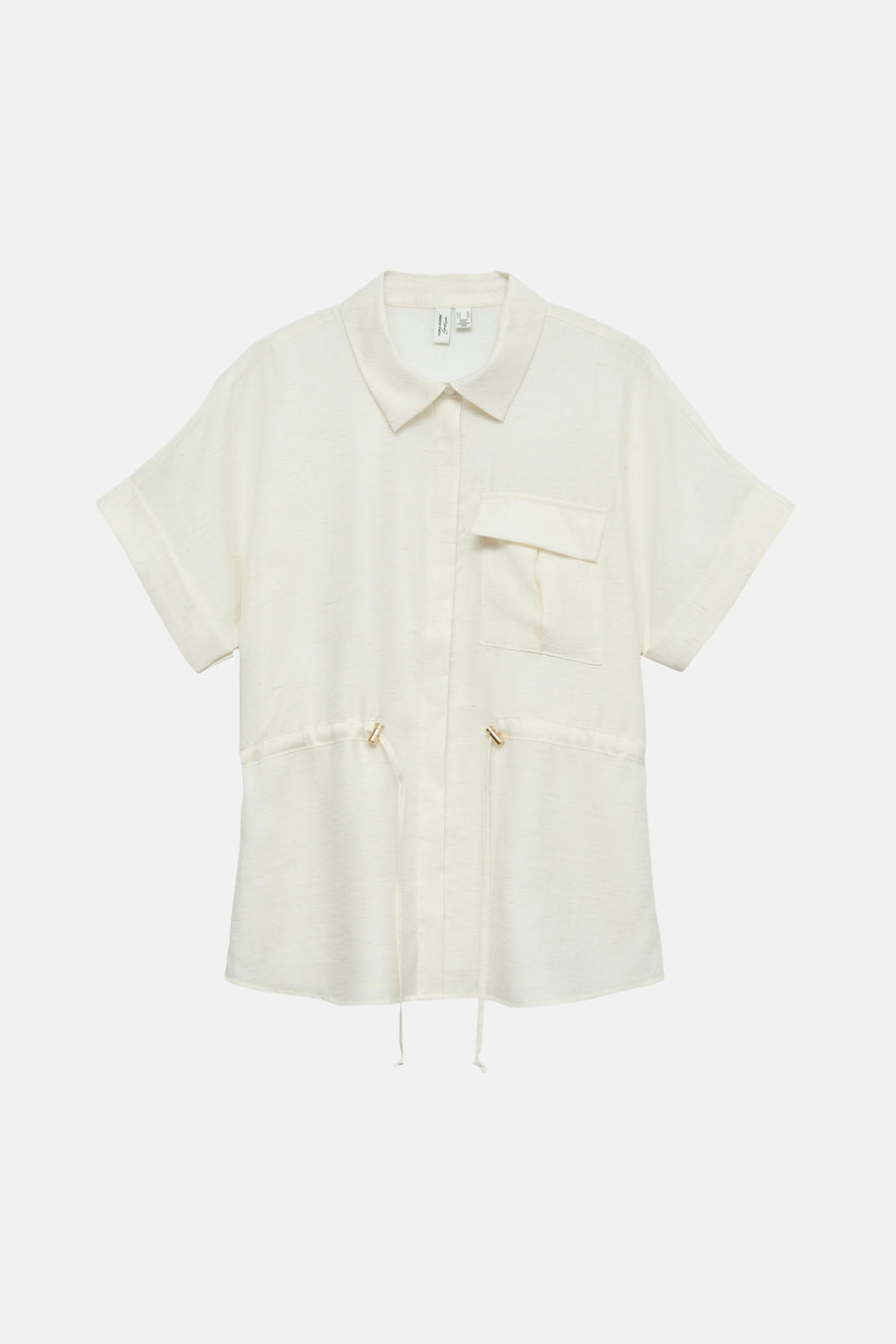 Chemise écru à manches courtes de VERO MODA®, avec une poche poitrine et un cordon de serrage à la taille.