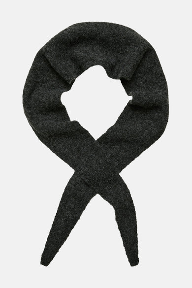 Châle d'été gris de Vero Moda avec des extrémités croisées et une douce texture.