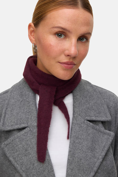 Châle d'été de Bordeaux de VERO MODA, porté avec une veste grise et un t-shirt blanc.