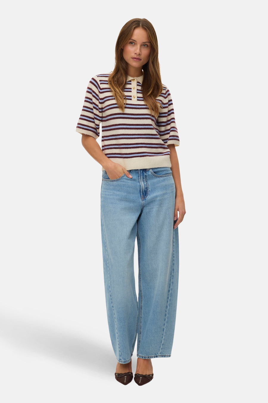 Ecru trui met V-hals van Vero Moda, met blauwe en bordeaux strepen en gedragen met wijde jeans en donkere schoenen.
