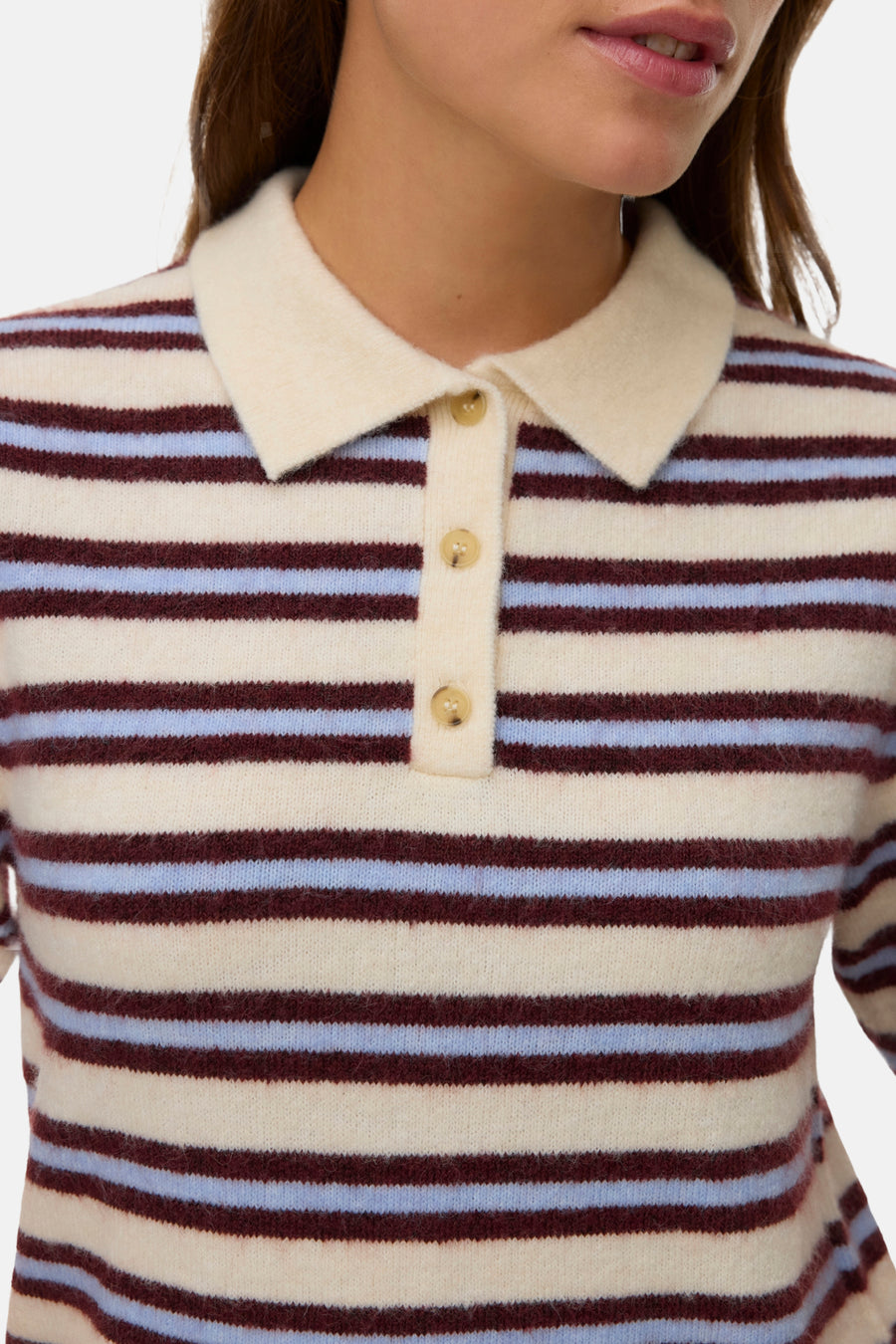 Pull col V écru de Vero Moda avec un motif rayé bleu et bordeaux, ainsi qu'un col et une fermeture à boutons.