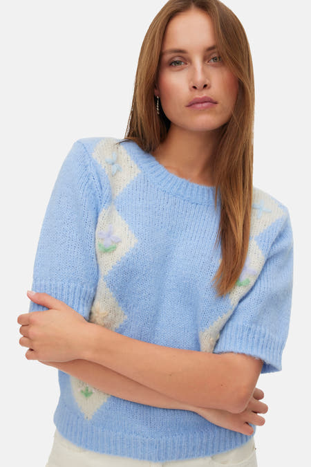 Blauw gebreide trui met ronde hals van Vero Moda, met ruitpatroon en bloemendetails.