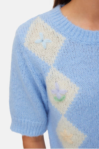 Pull bleu à col rond de VERO MODA®, à motif à carreaux et détails floraux.