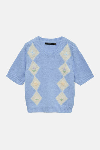Pull bleu à col rond de VERO MODA, avec motif à carreaux et motifs floraux brodés.
