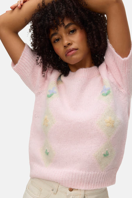 Roze trui met ronde hals van VERO MODA®, met geborduurde ruitjes en bloemen.