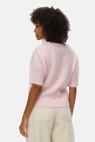 Roze trui met ronde hals van VERO MODA, achterkant weergegeven, gecombineerd met een crèmekleurige broek.