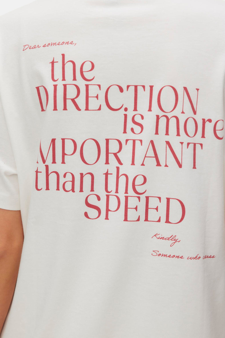 T-shirt met rode opdruk, "Dear someone, the DIRECTION is more IMPORTANT than the SPEED, Kindly, Someone who cares".