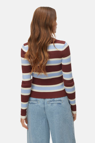 Multikleurige trui met V-hals van VERO MODA®, met horizontale strepen en lange mouwen, gecombineerd met een denim broek.
