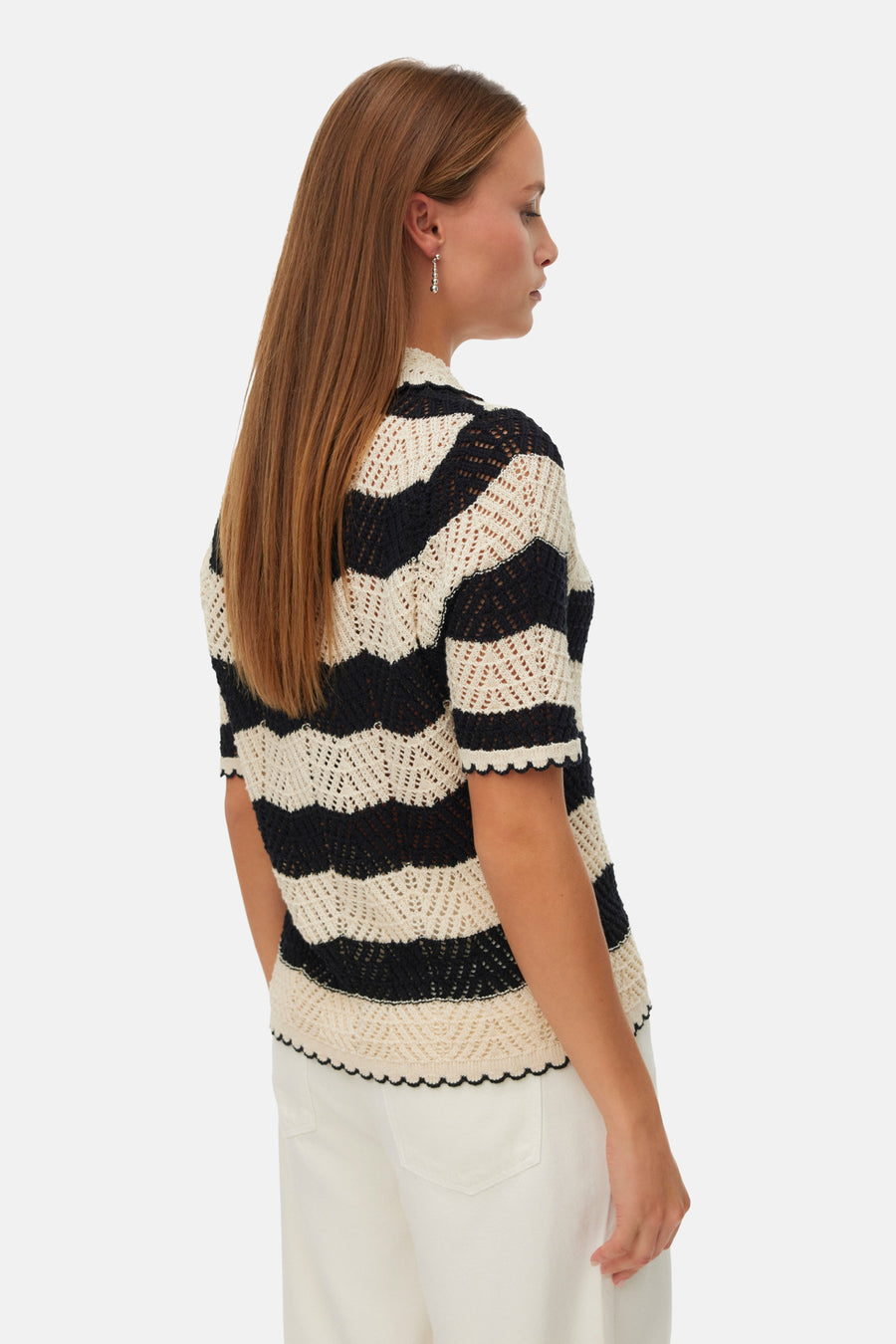 Multicolor gehaakt gilet van VERO MODA® met zwarte en gebroken witte strepen en geschulpte randen, van de zijkant.