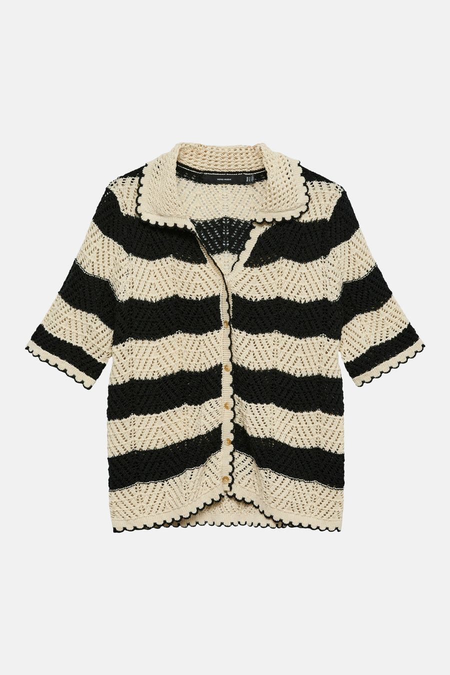 Gilet en tricot noir et beige de VERO MODA avec manches courtes, rayures chevron horizontales, col châle, boutons et bords festonnés.