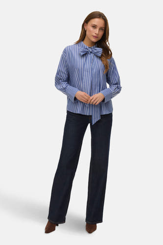 Blauw gestreept overhemd met lange mouwen van VERO MODA, met een strikdetail en gecombineerd met donkere jeans en bruine hakken.