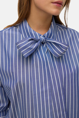 Chemise bleue rayée à manches longues de VERO MODA®, avec un collier autour du cou.