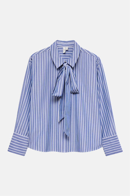 Chemise bleue rayée à manches longues de VERO MODA, avec un détail à nouer au col.