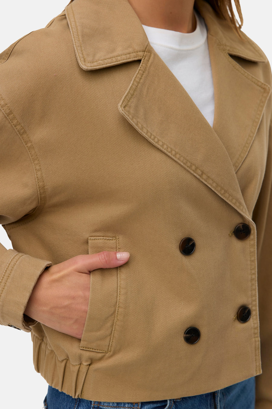 Bruine korte jas van VERO MODA®, met dubbele knoopsluiting, zak en spijkerstof textuur.