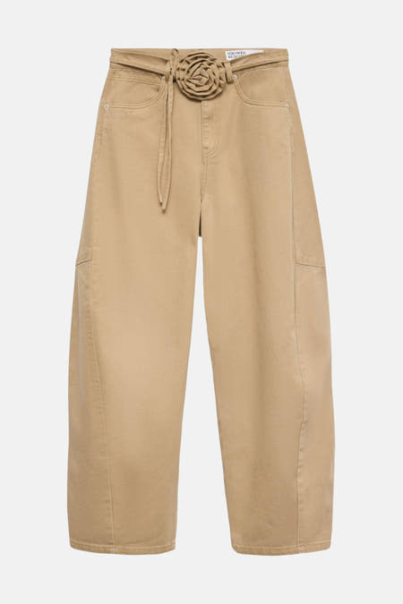 Jean de couleur marron de VERO MODA, avec une poche arrière et une passante de ceinture, en gros plan.