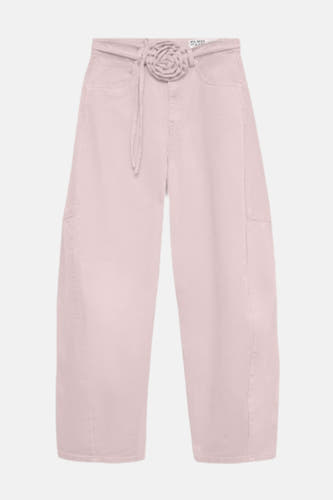 Jean de couleur rose de Vero Moda, avec une ceinture décorative et des jambes larges.