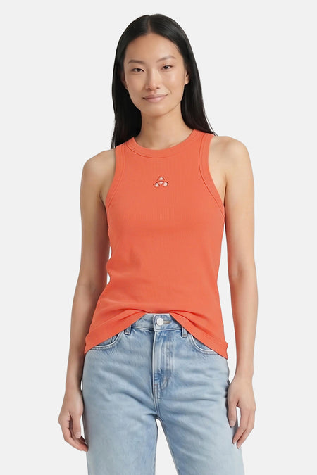 Oranje ribbel tanktop van VERO MODA® met klein driehoekig detail, geknoopt voor, gedragen met lichtblauwe jeans