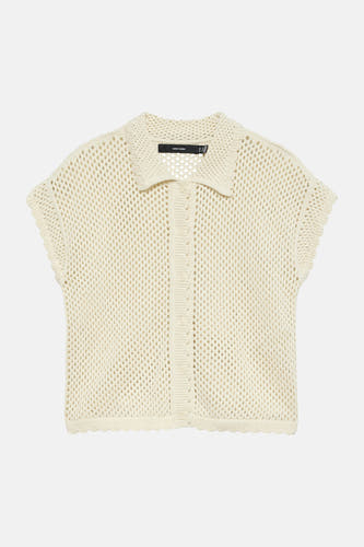 Polo en tricot écru de VERO MODA avec motif ajouré, col et fermeture à boutons.
