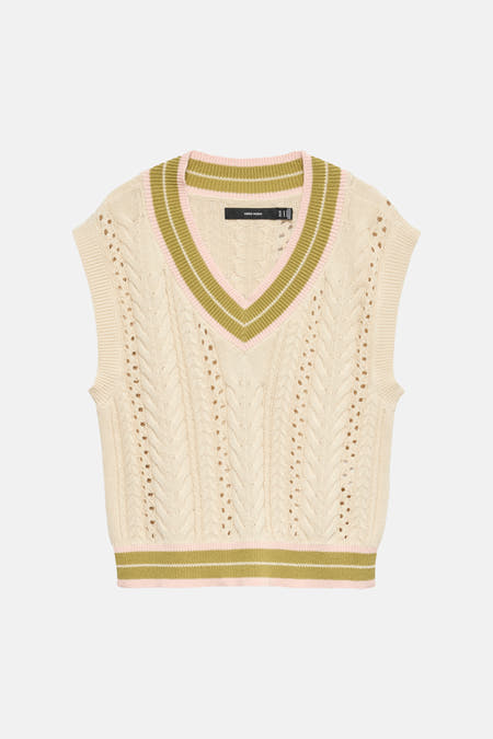 Gilet en tricot écru de VERO MODA® avec col en V, bords rayés vert olive et rose, et détails perforés.