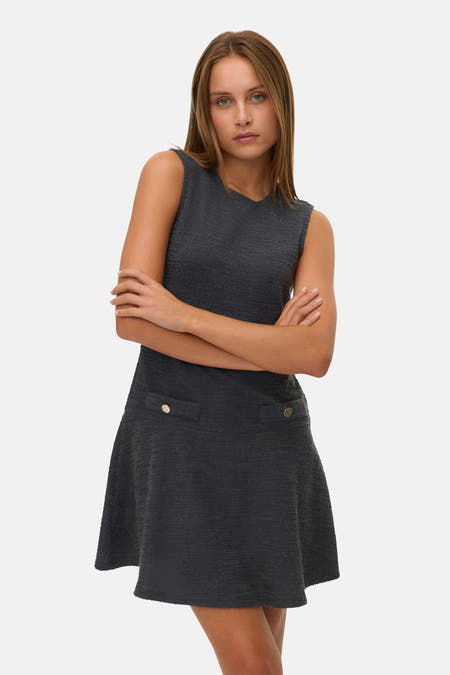 Robe grise sans manches de VERO MODA, avec deux boutons décoratifs et une jupe en A.